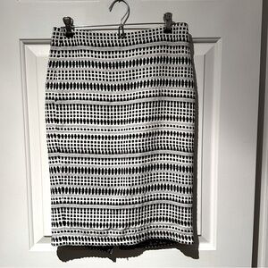 Black & White Print LOFT Lined Pencil Skirt. Size 2